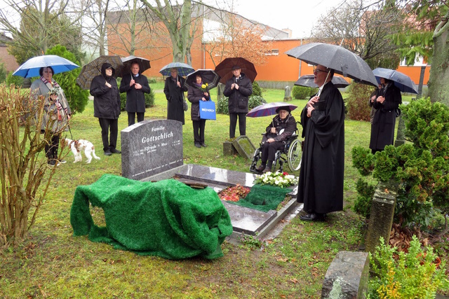 Beisetzung von Helmut Gottschlich auf dem alten Hordorfer Friedhof