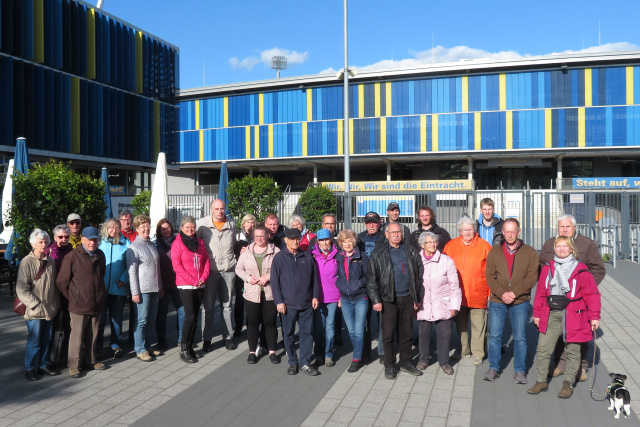 Die Wanderer trafen sich vor dem Eintracht-Stadion in Braunschweig. (Foto: Christian Drescher)