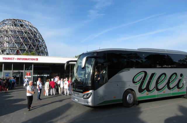 Ulli-Bus vor dem Oversum in Winterberg
