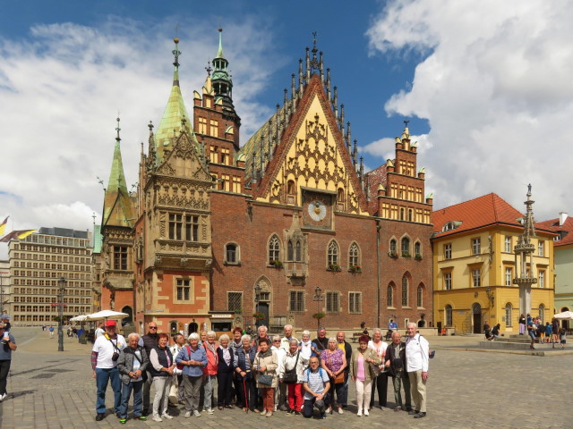 Unsere Reisegruppe vor dem Rathaus in Breslau