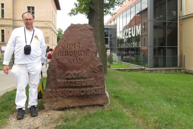 Christian Drescher vor dem Riesengebirgsmuseum in Hirschberg