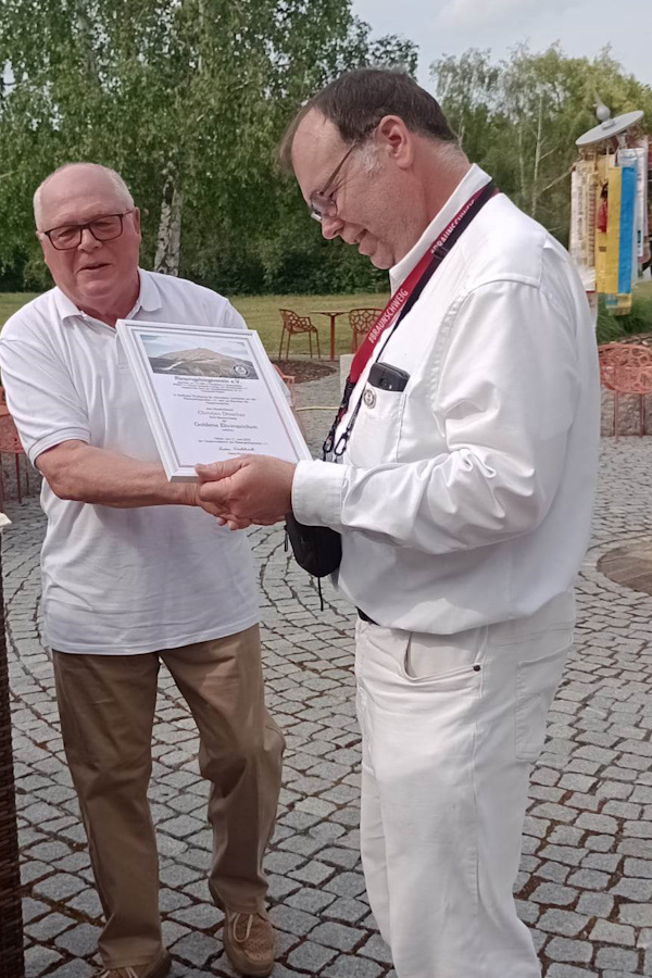 Reisengebirgsverein verleiht Christian Drescher das Goldene Ehrenzeichen