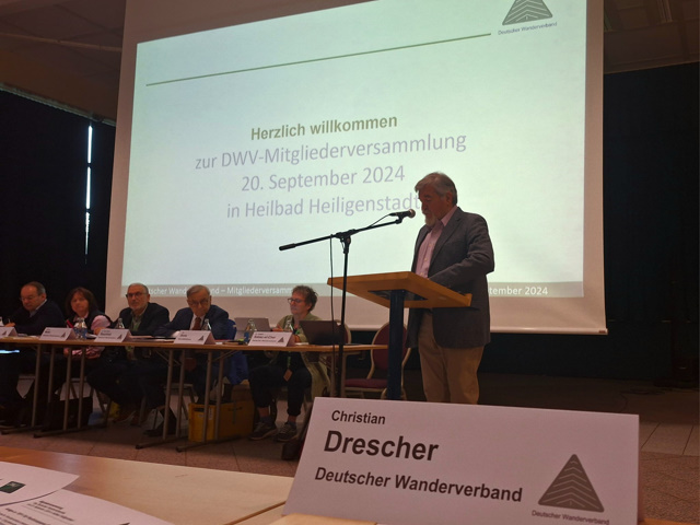 Christian Drescher nimmt an der Mitgliederversammlung des Deutschen Wanderverbandes teil.