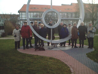 Bild 2: GGV-Gruppe an einem Denkmal