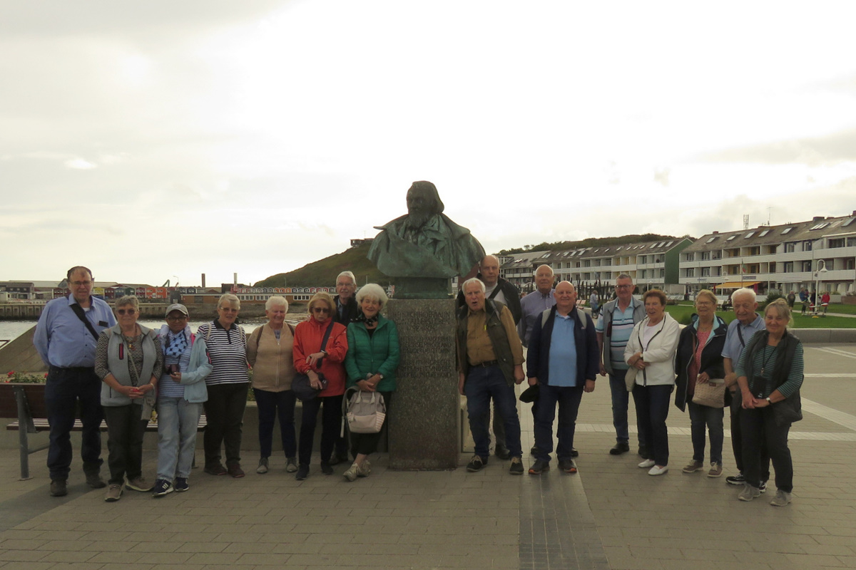 Gruppenbild auf Helgoland am Hoffmann-von-Fallersleben-Denkmal