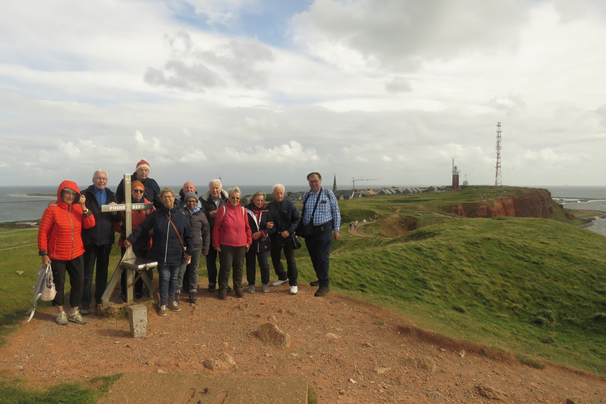 Gruppenbild auf Helgoland am Gipfelkreuz des 61,3 m hohen Pinnebergs